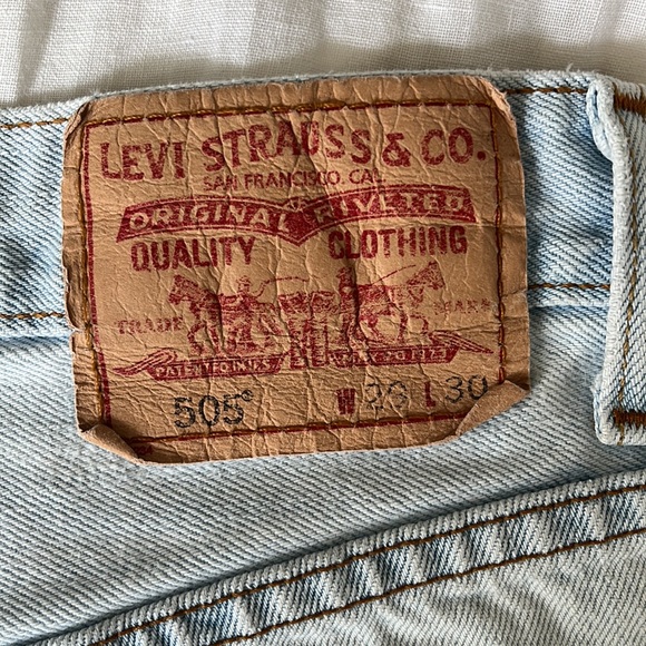Vintage Levi’s 505 light wash denim shorts with pockets exposed - Picture 4 of 5
